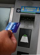 Bancile vor cat mai putini clienti care retrag bani de la ATM