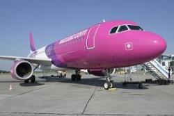 Wizz Air si Blue Air ii taxeaza abuziv pe cei care platesc cu cardul