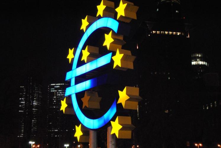 Dolarul si francul elvețian depasesc euro. Ce urmeaza?