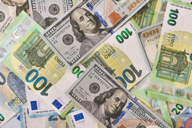 Leu, euro sau dolar? In ce este mai bine sa economisim si sa ne imprumutam