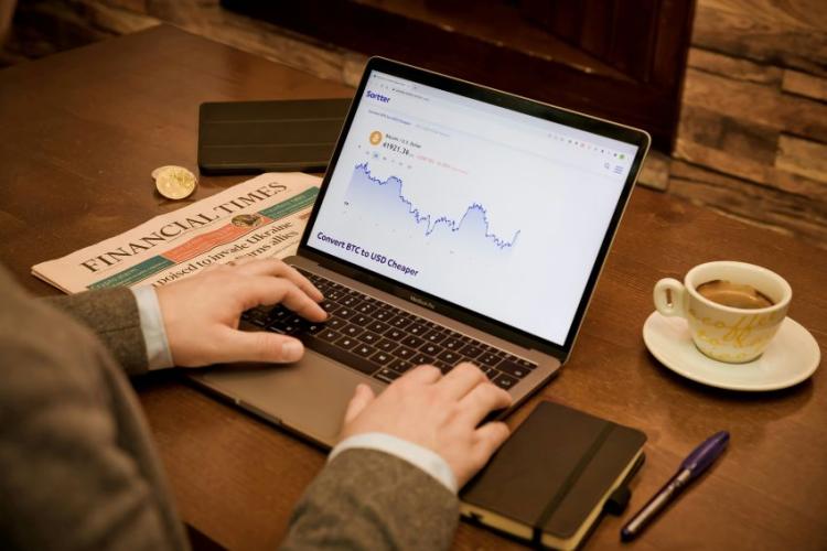 Care sunt cele mai potrivite strategii de economisire și investiții?