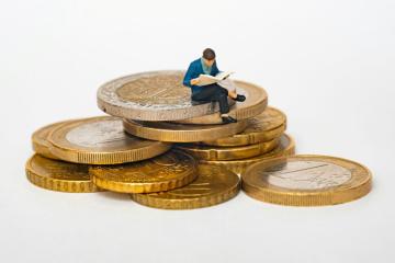 Fondurile de acțiuni atrag tot mai mulți bani. Dar cât plătesc investitorii pentru administrare?
