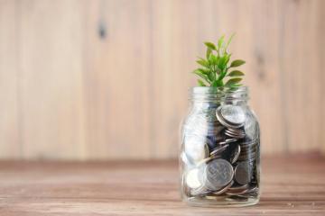 Cash-ul la ghișeul băncii poate costa mii de lei