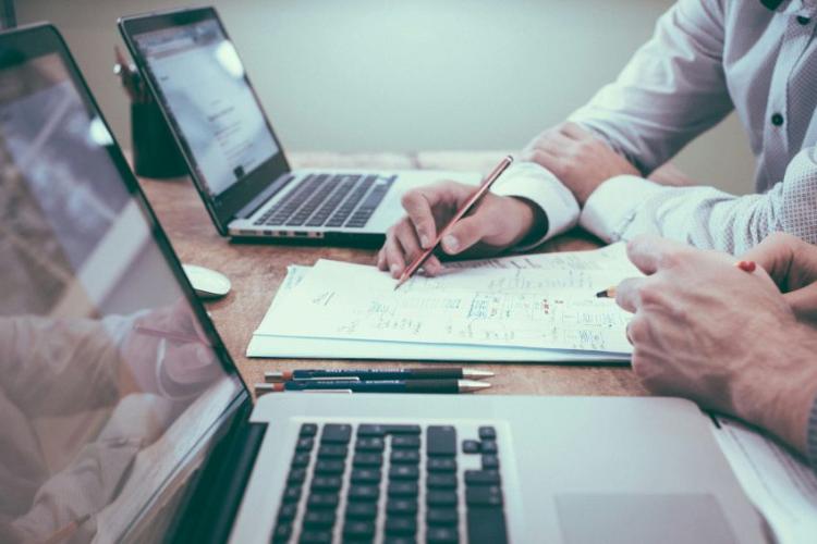Cum primești asigurări atașate conturilor curente sau cardurilor de debit standard