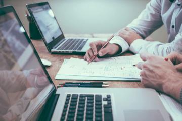 Cum primești asigurări atașate conturilor curente sau cardurilor de debit standard