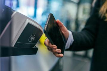 Plăți la comercianți fără numerar sau card, prin aplicația mobilă